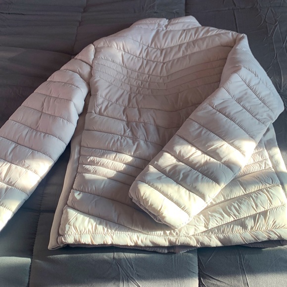 NWT women’s jacket. Light silver/cream. Water resistant, with faux fur lining. - Picture 4 of 6